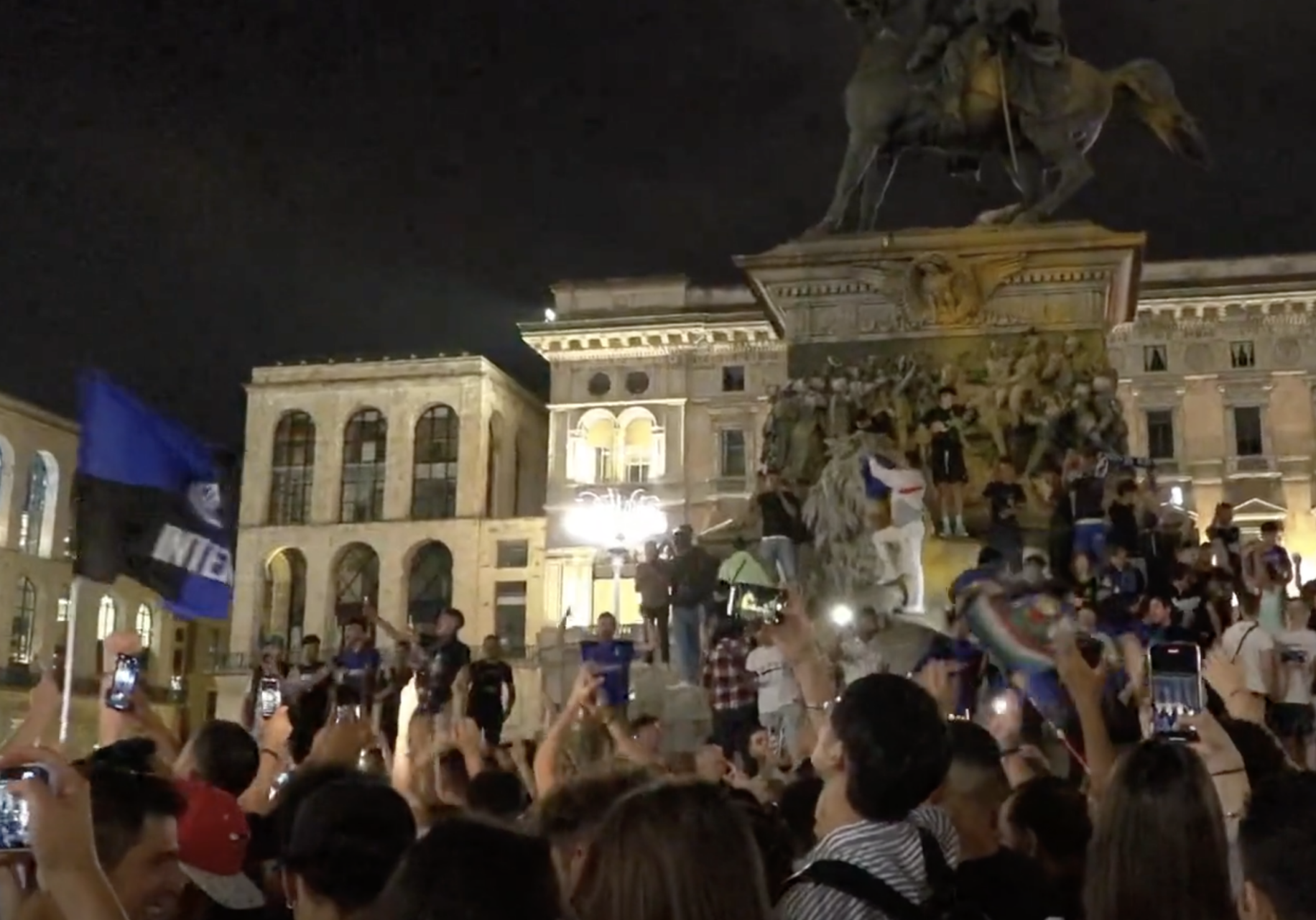 Champions League L Inter Perde Ma I Tifosi Cantano E Festeggiano In Duomo