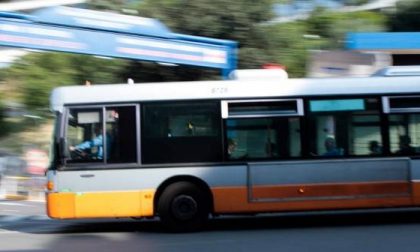 Violenza sessuale sul bus 90: vittime due adolescenti, 50enne in manette