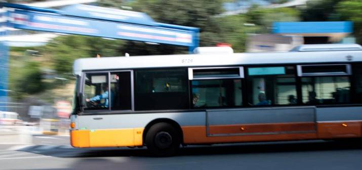 Violenza sessuale sul bus 90: vittime due adolescenti, 50enne in manette