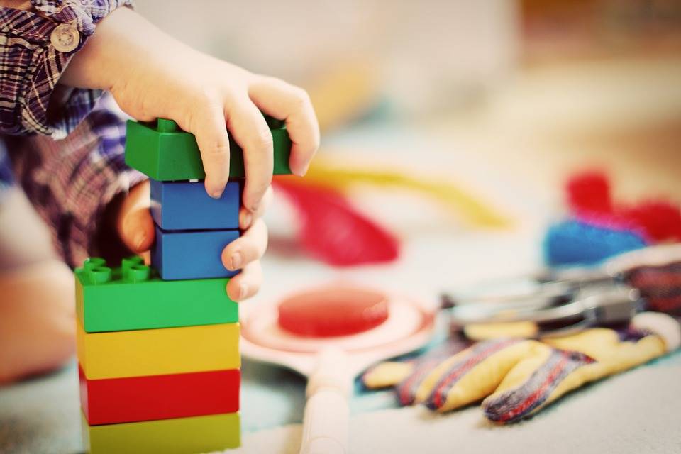 I ladri rubano il tetto di rame, i bambini dell’asilo costretti a rimanere a casa
