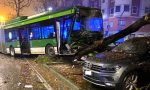 Autobus si schianta contro le auto parcheggiate: tre feriti