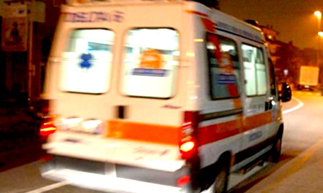 Cade dalla moto e sbatte la testa sull’asfalto: grave 42enne