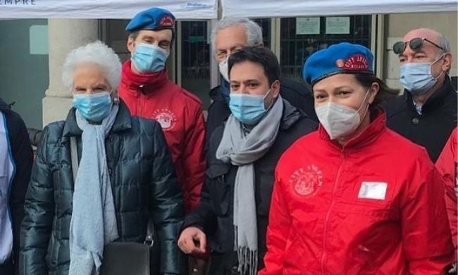 Alla raccolta di City Angels per i senzatetto la senatrice Liliana Segre