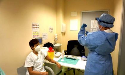 Immunità di massa entro agosto: quanti vaccini al giorno servono su Milano?