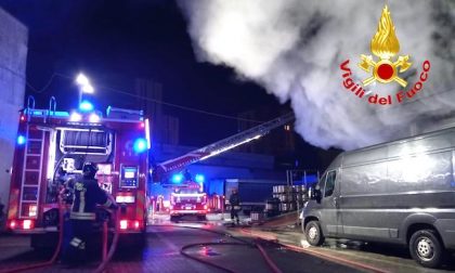 Incendio al magazzino Amazon, dipendenti salvati da ambulanza di passaggio