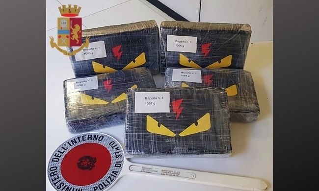 Bloccato, dopo inseguimento, con 5 chili e mezzo di cocaina nascosti in macchina