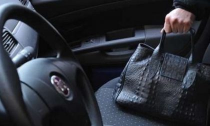 Ruba la borsa dall'auto di una 57enne: arrestato