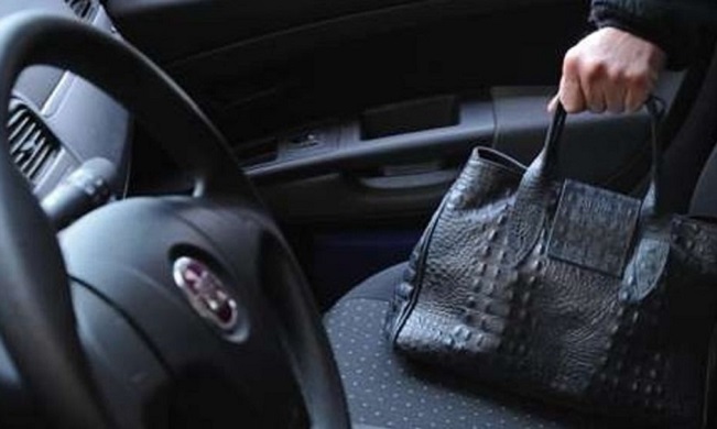 Ruba la borsa dall’auto di una 57enne: arrestato
