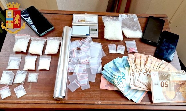 Spaccia shaboo e picchia la compagna: arrestato con 30mila euro di droga in casa