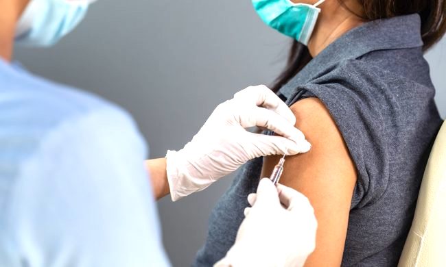 Vaccinazioni insegnanti scuole paritarie, da inviare entro domani l’elenco del personale under 65