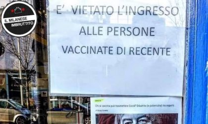 “Vietato l’ingresso alle persone vaccinate di recente”, il cartello esposto da un negozio di Milano