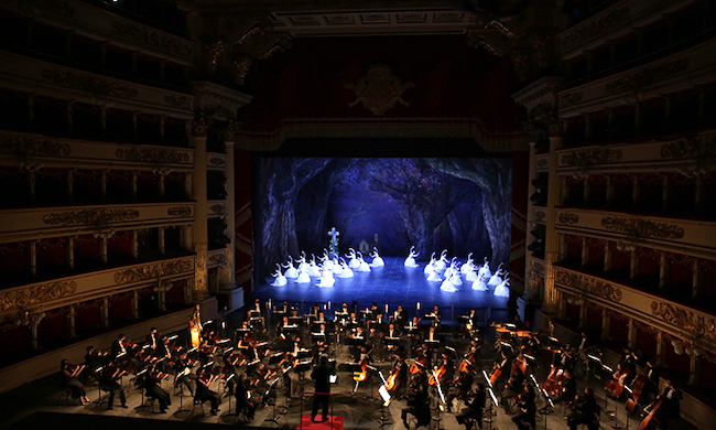 Il balletto torna sul palco della Scala e riabbraccia Carla Fracci