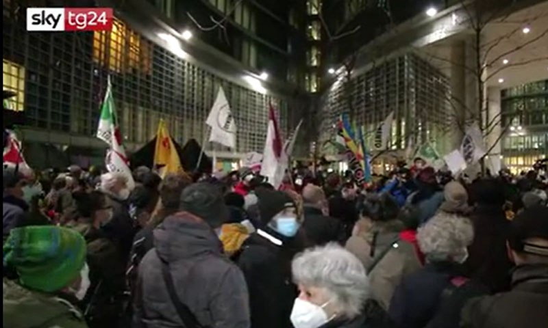 Assedio a Palazzo Lombardia: “Fontana dimettiti”
