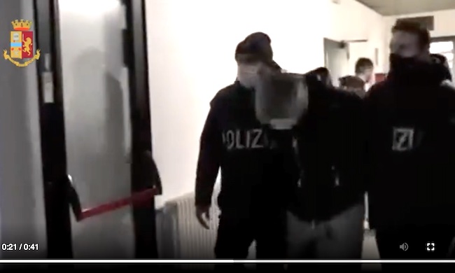 Tentano il colpo in villa ma la polizia li blocca in tempo: arrestata banda di rapinatori