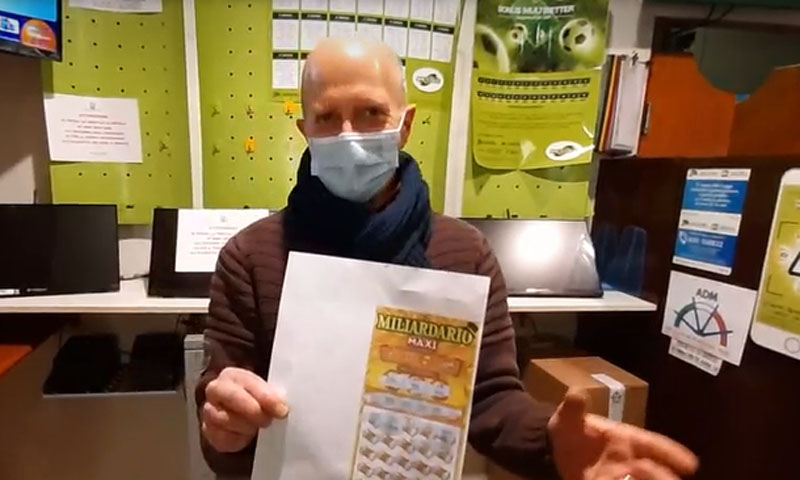 Il video del pensionato che gratta e vince 5 milioni nel Milanese e ringrazia i tabaccai