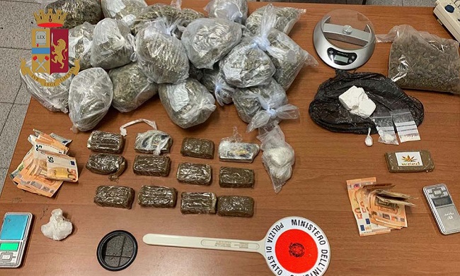Quasi 4 chili di droga nascosti in ufficio e in casa: due arresti