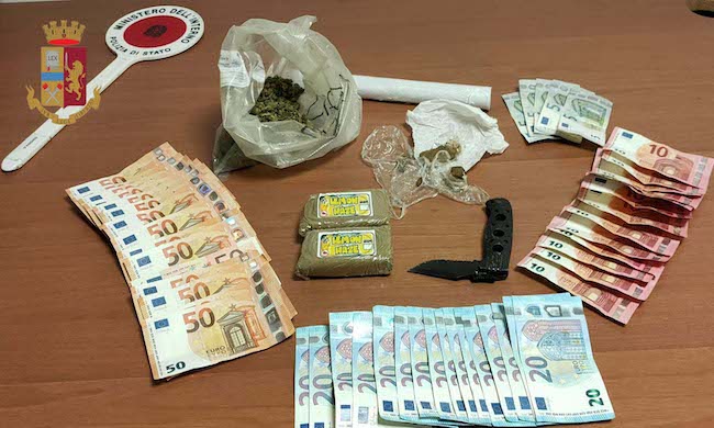 Nasconde nella sua cameretta droga, soldi e un coltello: arrestato 17enne