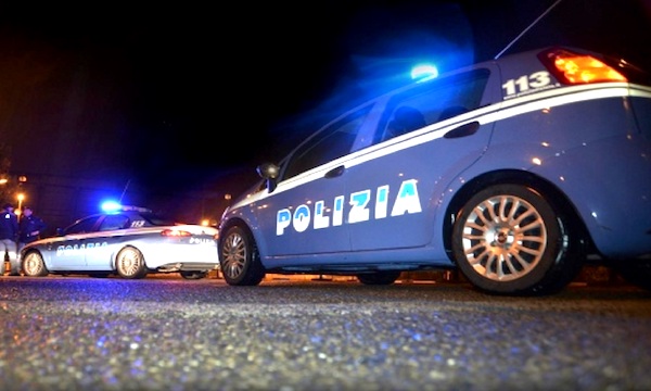 Aggredisce i poliziotti con un coltello, un agente spara e uccide 45enne