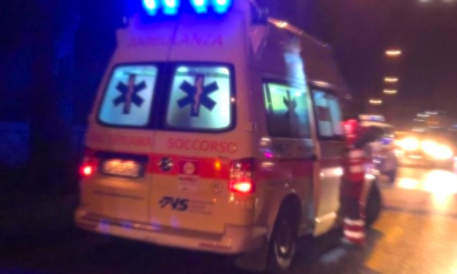 Aggredito nella notte, 16enne accoltellato alla schiena