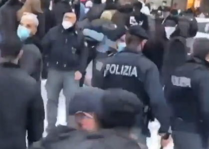 Il video della rissa tra ragazzini in Duomo (con assembramenti a contorno)