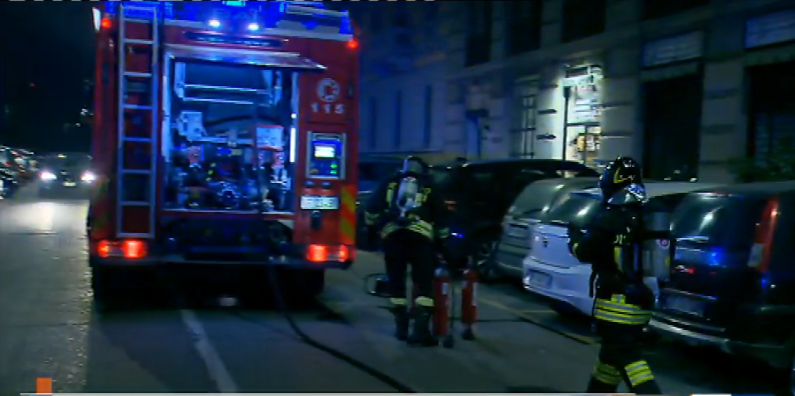 Incendio notturno in una pizzeria milanese