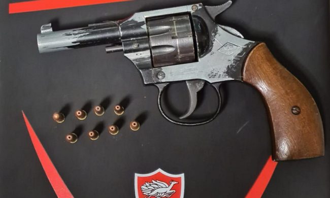 Importuna 19enne e la minaccia con una pistola: arrestato
