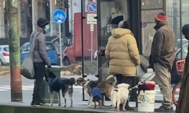 Agenti fermano madre e figlio: costringevano all’accattonaggio i loro connazionali