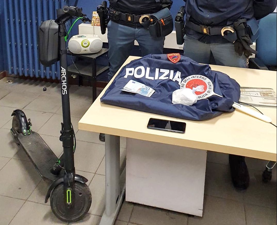 Spacciatore beccato con la cocaina nascosta… nel monopattino