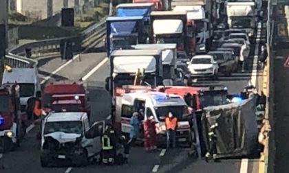 Suora alla guida di un furgone tampona camion sulla A4: morto autista 51enne