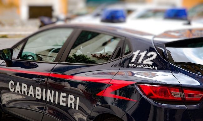 Donna accoltellata e uccisa in strada: fermato il compagno