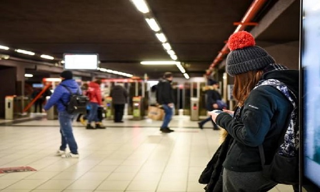 Chiede a due ragazzi di indossare la mascherina, dipendente Atm aggredito in metro