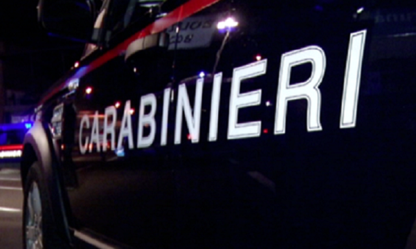 Minaccia un rider e un barista con due coltelli per rapinarli: arrestato 27enne