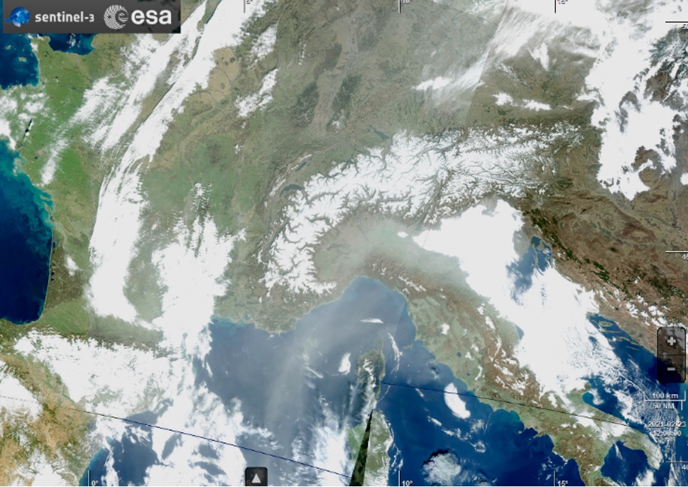 Cielo arancione su Milano: è la sabbia del Sahara a tenere alto il Pm10