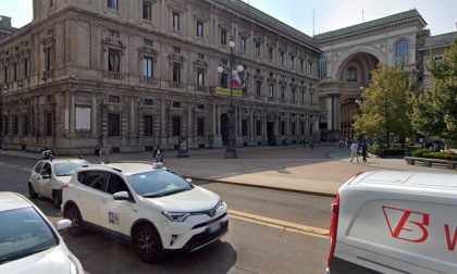Anche i tassisti, nel loro piccolo, s'incazzano: protesta a Palazzo Marino