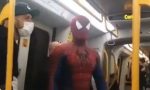 Supereroi a Milano: c'è Spiderman in metropolitana (e Batman sul tetto)