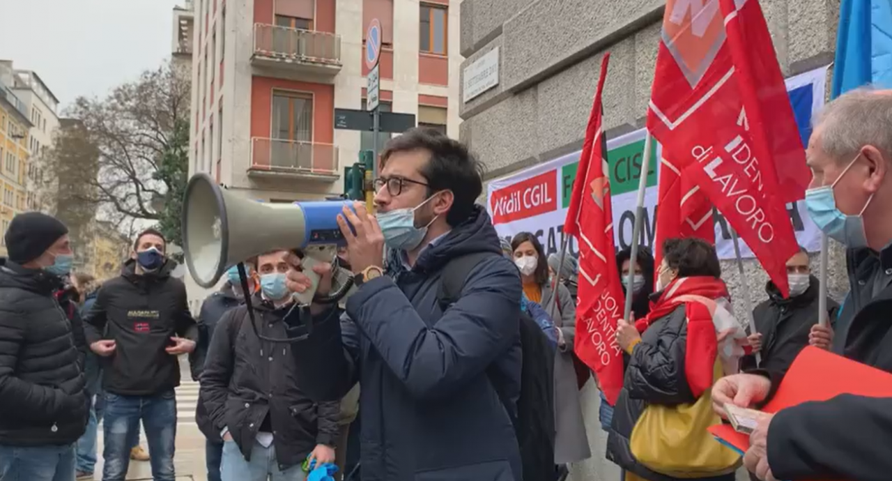 Navigator davanti alla Prefettura di Milano: “Cerchiamo lavoro agli altri e siamo abbandonati”