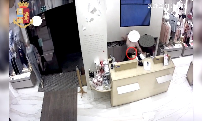 Il video della rapina e accoltellamento di una commessa da Yamamay: arrestato