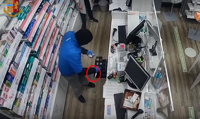 Rapinatore seriale di farmacie e supermercati beccato dalla polizia