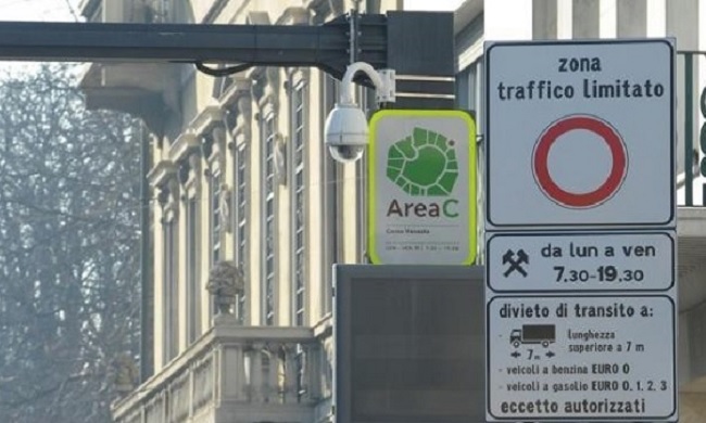 Scontro su area C: “Maggiori contagi sui mezzi pubblici”