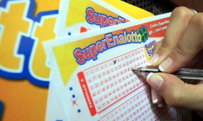 Pensionato gioca per 15 anni la stessa combinazione e alla fine vince 714mila euro al Superenalotto