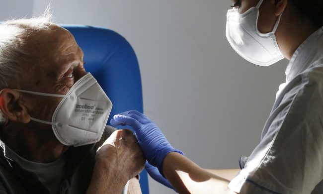 Vaccinazioni anti-Covid over 80, raccolte 100mila adesioni in sole 5 ore