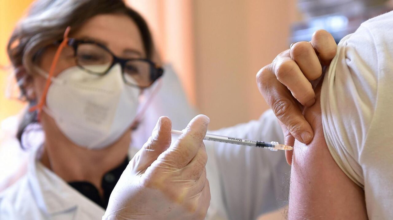Sospesa la somministrazione della terza dose anti Covid-19 nelle farmacie lombarde