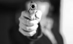 Ferito con un colpo di pistola alla gamba: indagano i carabinieri