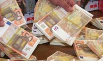 Chiedono alla banca di cambiare 14mila euro di banconote false: "Sono finite in lavatrice"