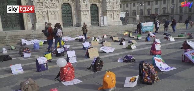 Esplode la rabbia contro la Dad anche a Milano: in centinaia in Duomo e Sempione