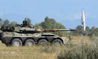 Carro armato sbaglia mira durante l'esercitazione e centra un pollaio: decine di galline sono morte
