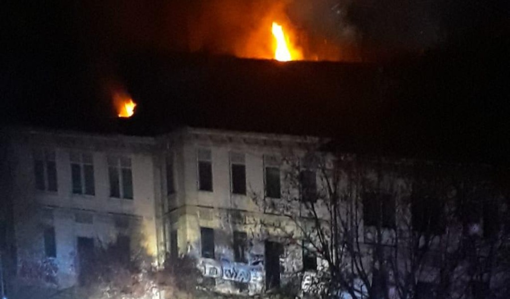 In fiamme le palazzine Liberty dell’ex Macello, cresce la preoccupazione dei residenti