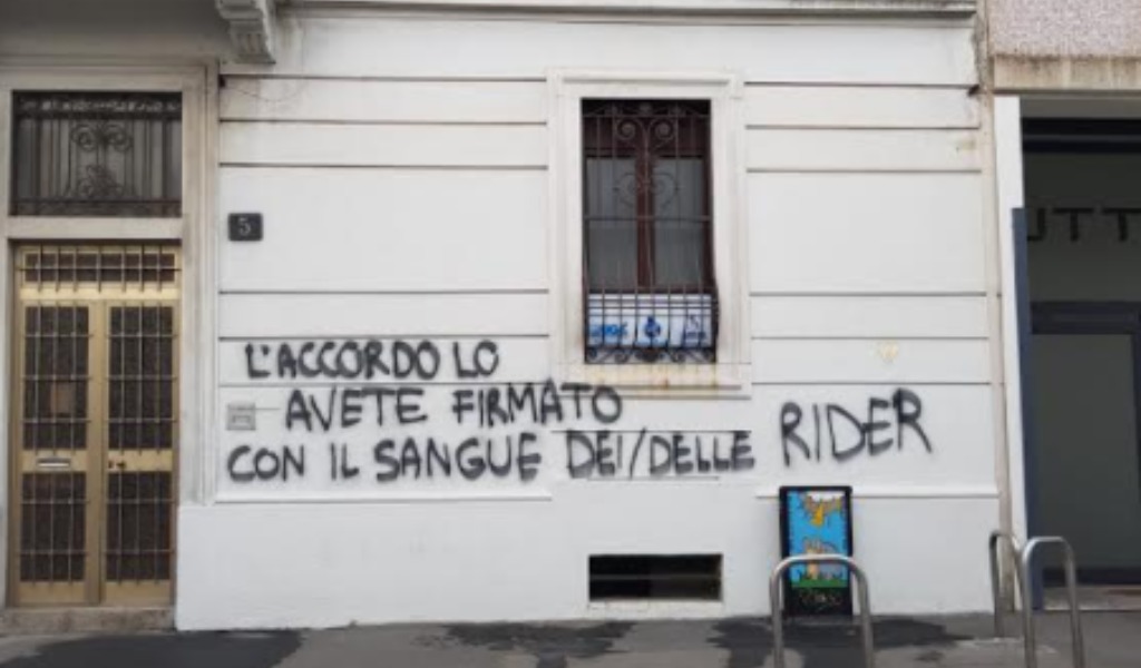 Attacco alla UGL di Milano, vandali scrivono sul muro della sede