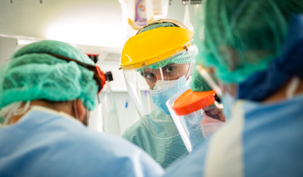 Da eroi a vittime di haters negazionisti: il racconto di un infermiere del Pronto soccorso a Milano