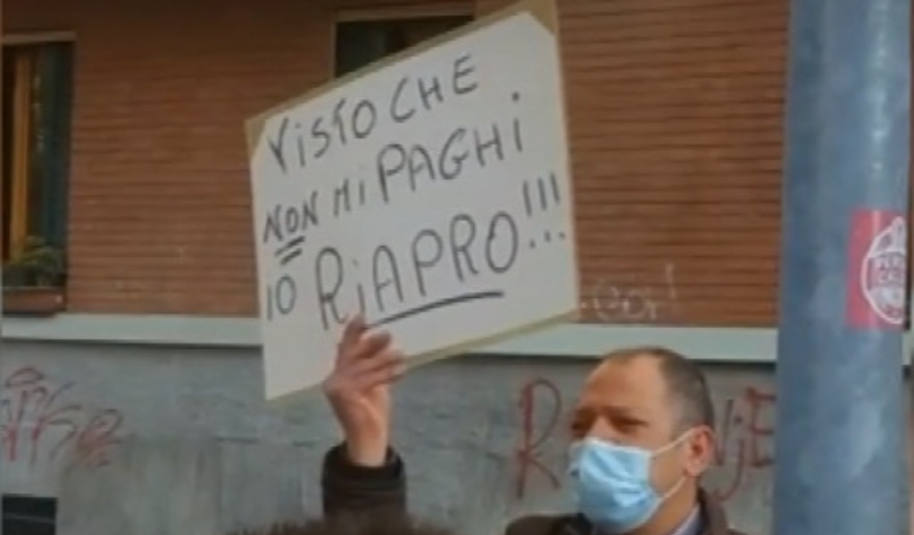 Venditori ambulanti in protesta al mercato di Santa Rita: “All’aperto c’è sicurezza”